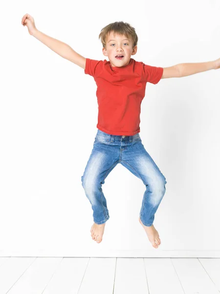 Schattig Blond Jongen Met Rood Shirt Blauwe Jeans Poseert Witte — Stockfoto