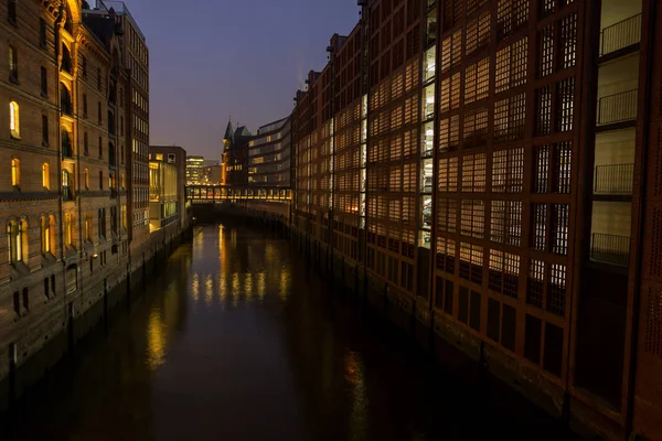 Θέα Στην Πόλη Του Speicherstadt Του Αμβούργου Γερμανία Νύχτα — Φωτογραφία Αρχείου