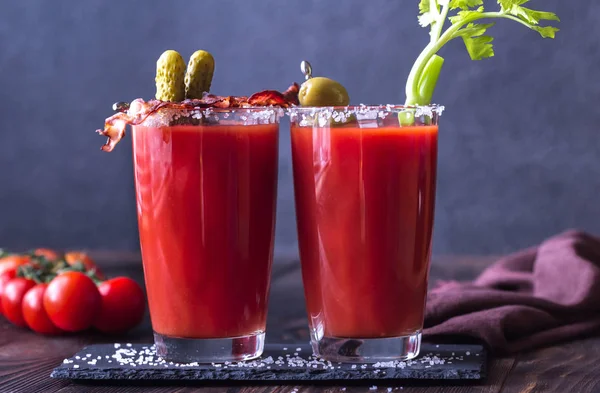 Δύο Ποτήρια Bloody Mary Γαρνιρισμένα Αγγουράκια Τηγανητές Λωρίδες Μπέικον Πράσινες — Φωτογραφία Αρχείου