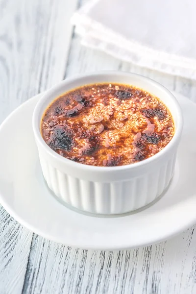 Creme Brulee Bílém Hrnci — Stock fotografie