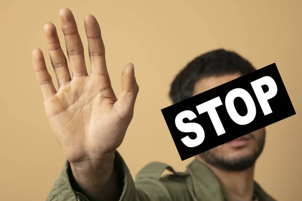 Giovane Uomo Mostra Stop Segno Con Mano — Foto Stock