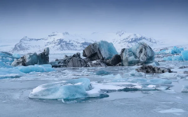 Панорамный Вид Ледниковую Лагуну Joekulsarlon Айсбергами Заднем Плане Ледник Зима — стоковое фото