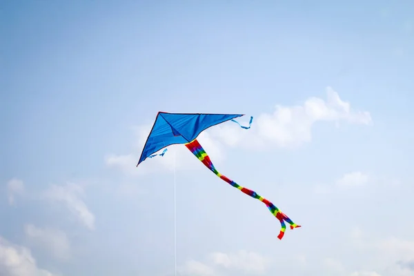 Een Vlieger Stijgt Sterke Wind Baltische Zee Lucht — Stockfoto