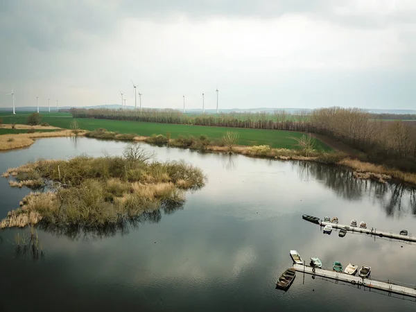 Kayıklar Için Jettilerle Dolu Bir Göletin Havadan Görünüşü — Stok fotoğraf