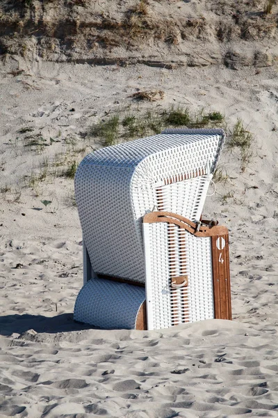 在波罗的海的海滩上的椅子 — 图库照片