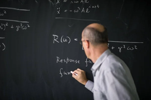 Professora Matemática Desenhando Gráfico Foda Quadro Negro Durante Aula Matemática — Fotografia de Stock