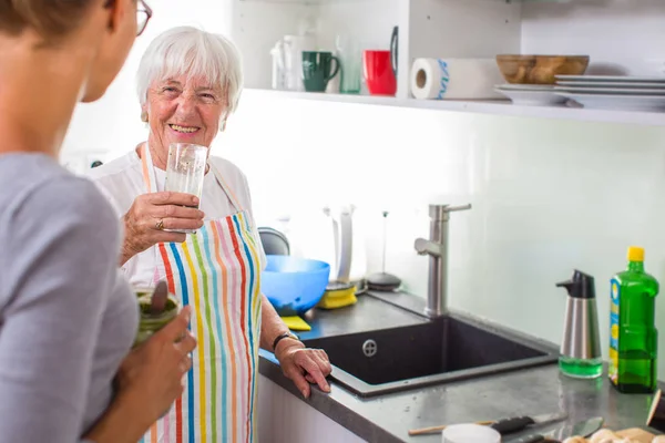 Femme Âgée Grand Mère Cuisinant Dans Une Cuisine Moderne Avec — Photo