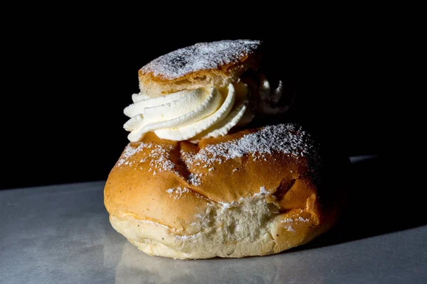 Sueco Quaresma Bun Semla Fechar Com Fundo Preto — Fotografia de Stock