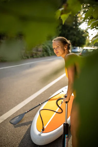 Sup Stand Paddle Board Concept Ładna Młoda Kobieta Wiosła Pokład — Zdjęcie stockowe