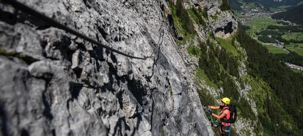 Piękna Kobieca Wspinaczka Ferrata Wspinaczka Skałę Alpach Szwajcarskich — Zdjęcie stockowe