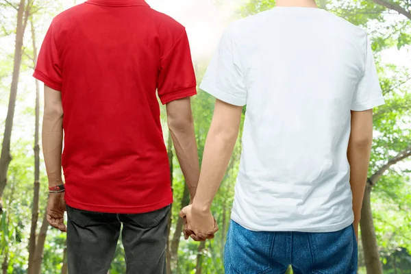 Rear View Van Gay Paar Holding Handen Samen Staande Het — Stockfoto