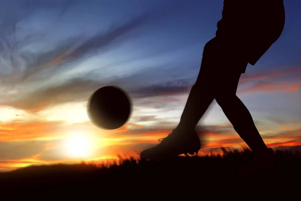 Σιλουέτα Της Γυναίκας Παίκτης Ποδοσφαίρου Κλοτσάει Την Μπάλα Στο Γρασίδι — Φωτογραφία Αρχείου