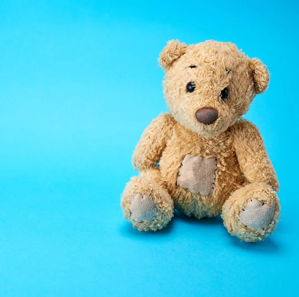 Very Old Brown Teddy Bear Blue Background Copy Space — Stock Photo, Image