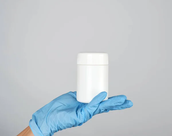 Kéz Kék Steril Kesztyű Tart Fehér Műanyag Jar Tablettákat Szürke — Stock Fotó