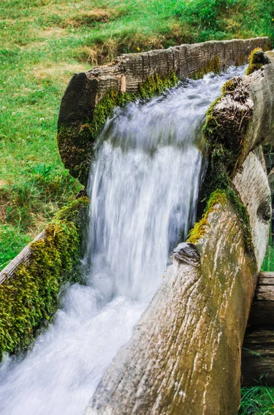 Wasserquelle Des Lebens Fließt Frisch Und Sauber Vom Berg Ins — Stockfoto