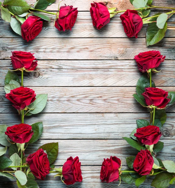 Bouquet Rose Rosse Sfondo Rustico Legno — Foto Stock