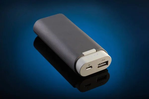 Bateria Externa Para Dispositivos Móveis Sobre Fundo Azul Escuro — Fotografia de Stock