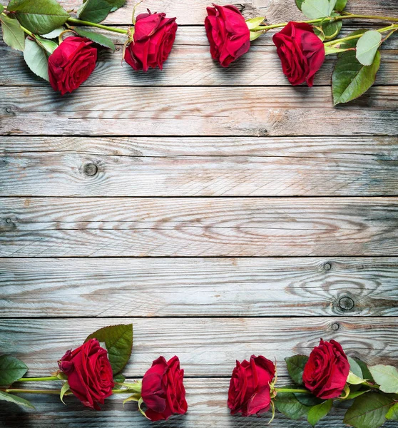 Rahmen Aus Roten Rosen Auf Rustikalem Holz — Stockfoto