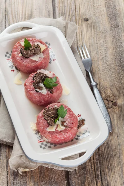 Close Van Rundvlees Tartaar Met Peterselie Zwarte Truffels — Stockfoto