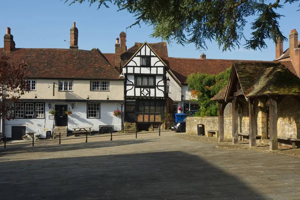 町の広場と古い建物でMidhurst West Sussex England — ストック写真