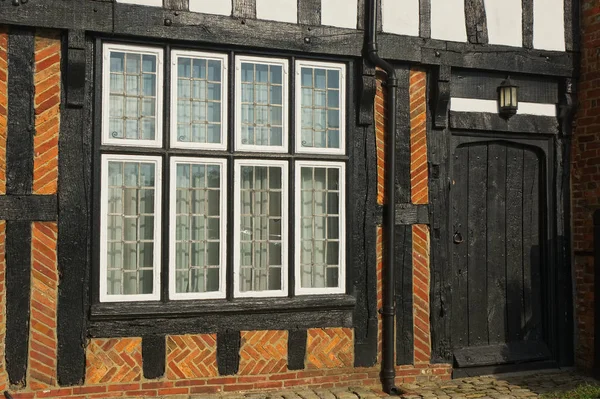 半木结构砖房的带铅窗户 米德赫斯特 西萨塞克斯 英格兰 — 图库照片
