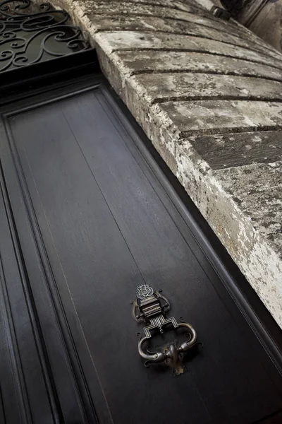 ボルドーの古い石造りのフランスの邸宅のファサードのドアのノッカー — ストック写真
