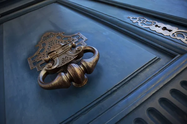 Бронзовый Стук Голубую Деревянную Дверь — стоковое фото