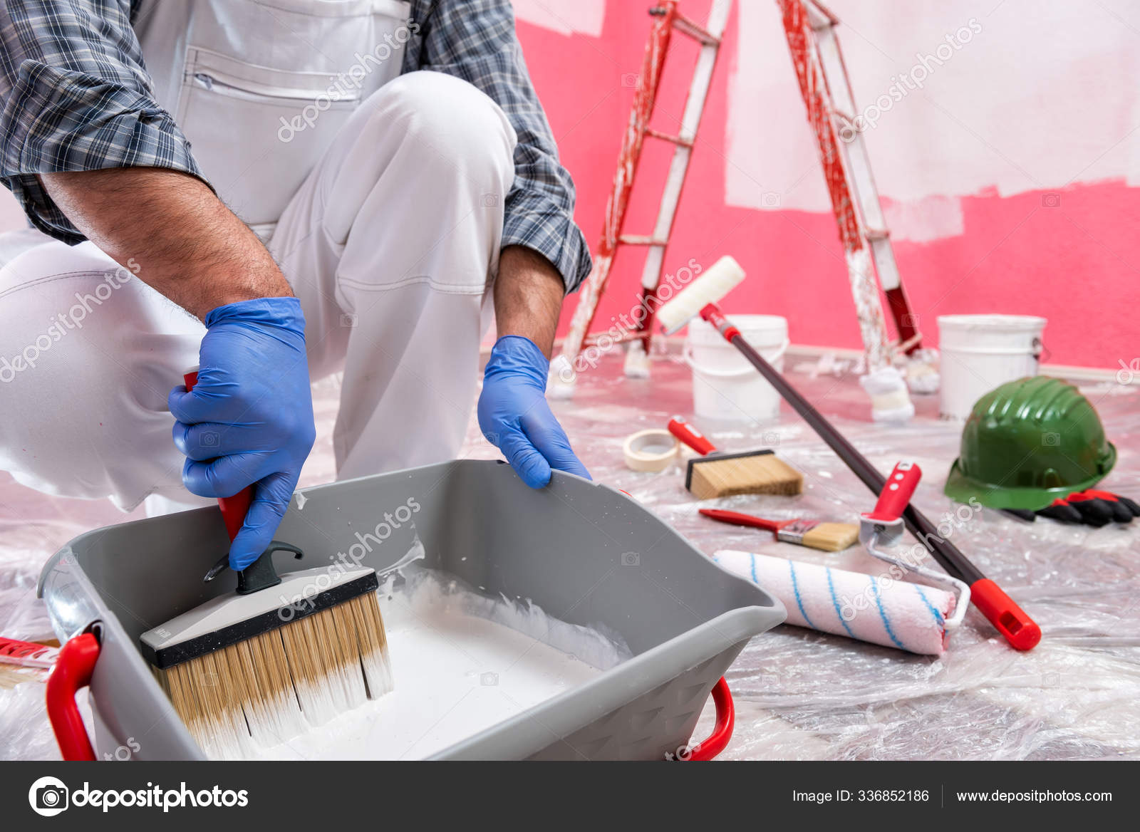 Pintor Casa Caucásico Trabajador Mono Blanco Preparar Pintura Blanca Para:  fotografía de stock © PantherMediaSeller #336852186