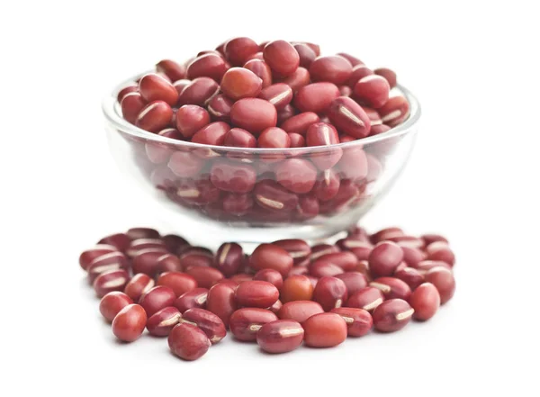 白い背景に孤立した赤い小豆 — ストック写真