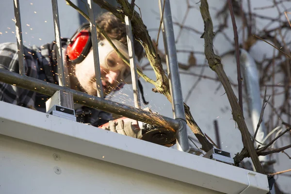 Operador Soldadura Está Trabajando Fuera Balcón Balustrade — Foto de Stock