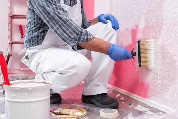 Casa Branca Pintor Trabalhador Macacão Branco Com Pincel Pintando Parede — Fotografia de Stock