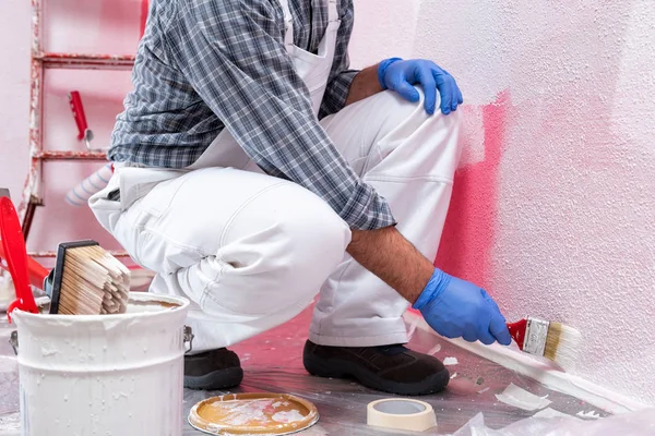 Casa Branca Pintor Trabalhador Macacão Branco Pintando Parede Rosa Com — Fotografia de Stock