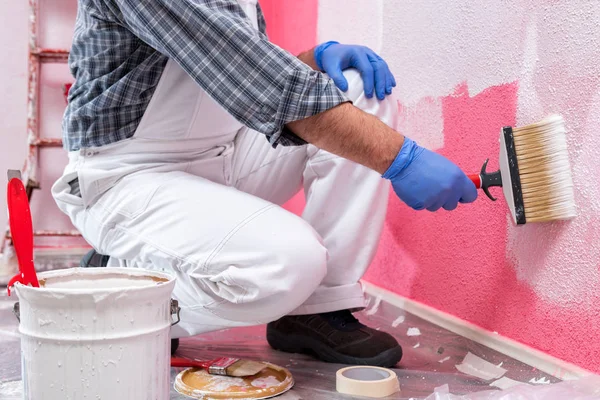 Casa Branca Pintor Trabalhador Macacão Branco Com Pincel Pintando Parede — Fotografia de Stock