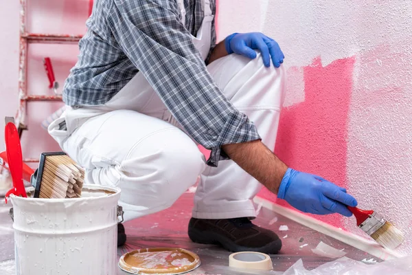 Casa Branca Pintor Trabalhador Macacão Branco Pintando Parede Rosa Com — Fotografia de Stock