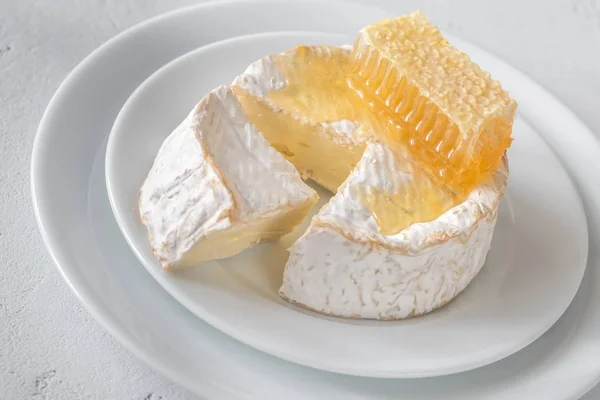 Camembert Mit Waben Auf Dem Weißen Teller — Stockfoto
