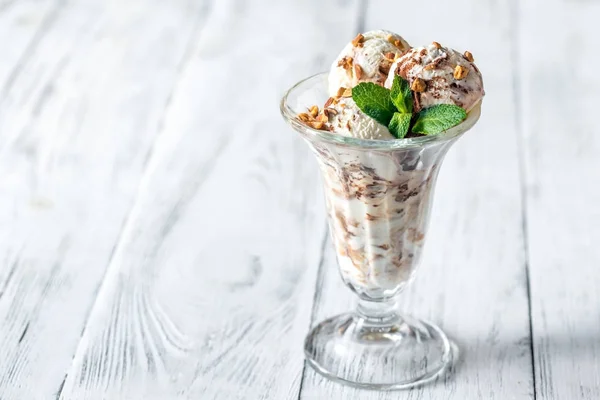 Vanille Schokoladeneis Eisbecher Glas — Stockfoto