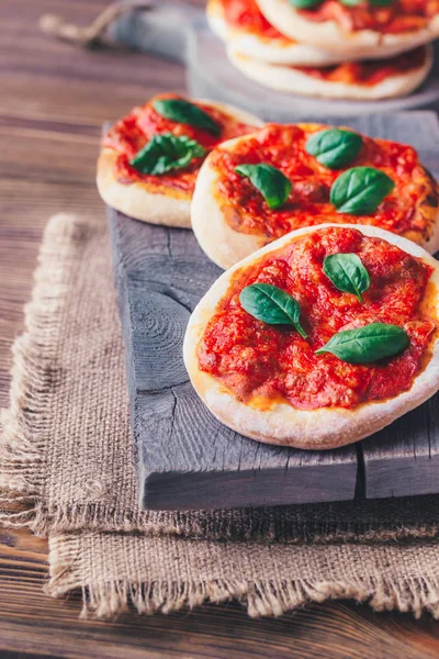 Mini Pizzas Margherita Com Queijo Vermelho Tábua Madeira — Fotografia de Stock