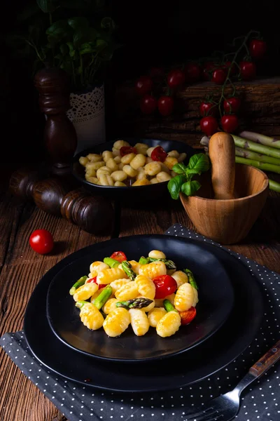 Τραγανό Νιόκι Ψητά Σπαράγγια Και Ντομάτες — Φωτογραφία Αρχείου
