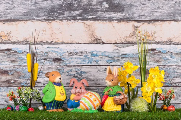 Rodzinny Królik Wielkanocny Ogrodzie — Zdjęcie stockowe