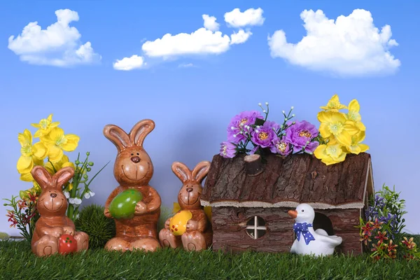 Wielkanocne Króliczki Przed Domem Ogrodzie — Zdjęcie stockowe