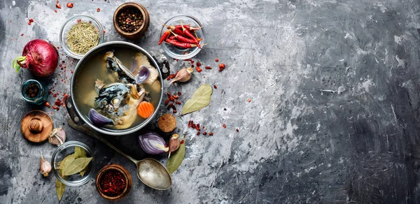 鱼汤与食材和香料烹饪 泰国菜 — 图库照片