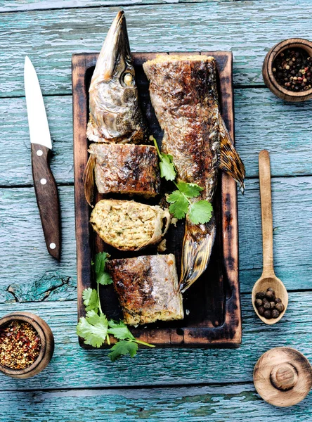 焼き魚キノコを詰めパイク魚 パイクロイヤル ロシア料理 — ストック写真