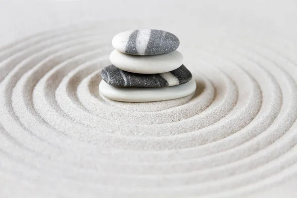 Pedras Pretas Brancas Areia Zen Japonês Jardim Fundo Cena — Fotografia de Stock