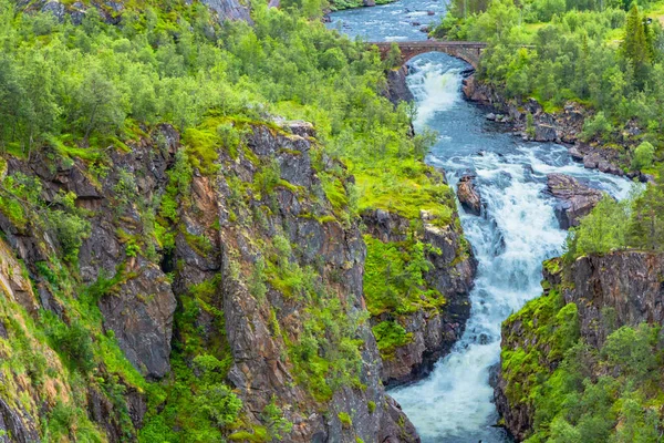 Floden Bjoreio Norge Faller Bergen Norge Vattenfallet Voringsfossen — Stockfoto
