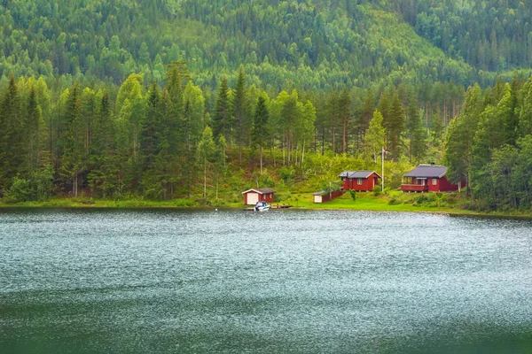 Chata Břehu Fjordu Norském Stylu Tradiční Norský Dům Červenou Barvou — Stock fotografie