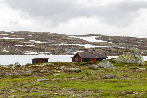 노르웨이 스타일의 호숫가에 친화적 노르웨이 집입니다 노르웨이 근처의 마을에 하우스의 — 스톡 사진