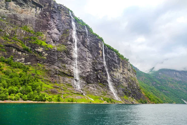 Geiranger Fjord Norvégia Táj Hegyek Vízesések Hét Nővérek Nyáron Norvégia — Stock Fotó