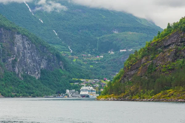 ノルウェーのフィヨルドに車と乗客を持つフェリー船 ノルウェー自然と旅行の背景 クルーズ船はフィヨルドに沿って航行します スカンジナビアへのフェリー クルーズ船 — ストック写真