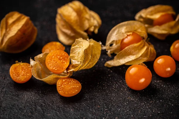 Primer Plano Cape Grosella Physalis Superficie Negra — Foto de Stock