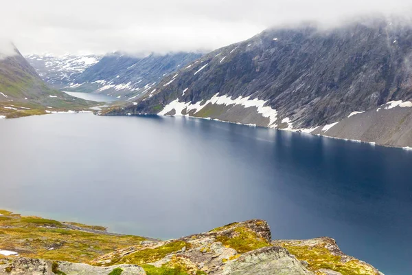 ノルウェーの風景 晴れた日にノルウェーのフィヨルドの周りの美しい山岳風景 美しい自然ノルウェーの自然景観 — ストック写真